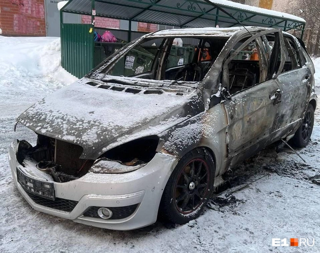 Автомобиль выгорел полностью | Источник: читатель E1.RU