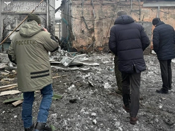 Губернатор Гладков (в центре) утром 27 февраля лично проехал по повреждённым объектам | Источник: Вячеслав Гладков / t.me/vvgladkov