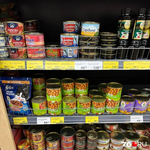 На небольших полочках ютятся мясные, рыбные и овощные консервы, масло, специи, соусы и еда для животных | Источник: Ксения Ткаченко / 76.RU