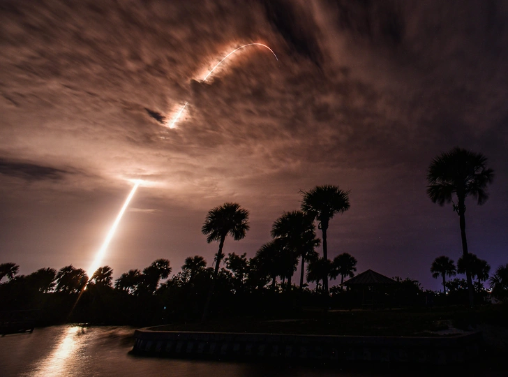 Двойное достижение: компания SpaceX в 500-й раз запустила ракету Falcon 9, обновив рекорд по числу повторных использований первой ступени | Источник: MALCOLM DENEMARK/FLORIDA TODAY / USA TODAY NETWORK via Imagn Images/Sipa USA via Legion Media