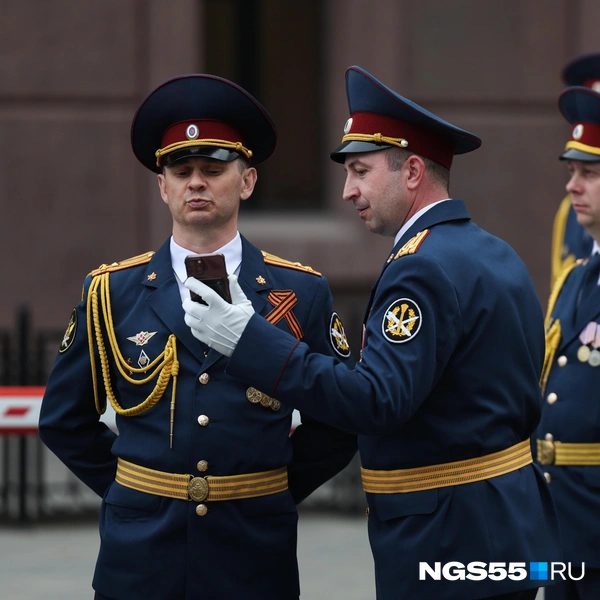 На репетиции все были очень сосредоточены, но успевали и отвлечься на разговоры | Источник: Евгений Софийчук / NGS55.RU