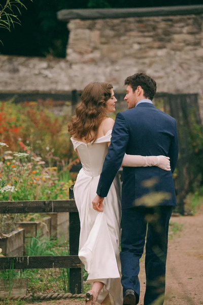 Маникюр с инициалами и платье Вивьен Вествуд: Эмбер Андерсон и Коннор Суинделлс сыграли одну из самых красивых свадеб этого года