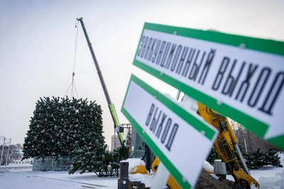 Dismantling of Ice Town Underway in Central Yekaterinburg