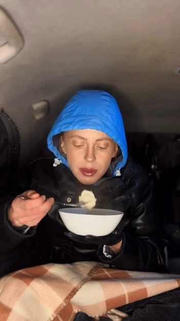 28-летняя девушка из Томска бросила всё и уехала на Алтай. Уже 5 месяцев она живет в легковушке