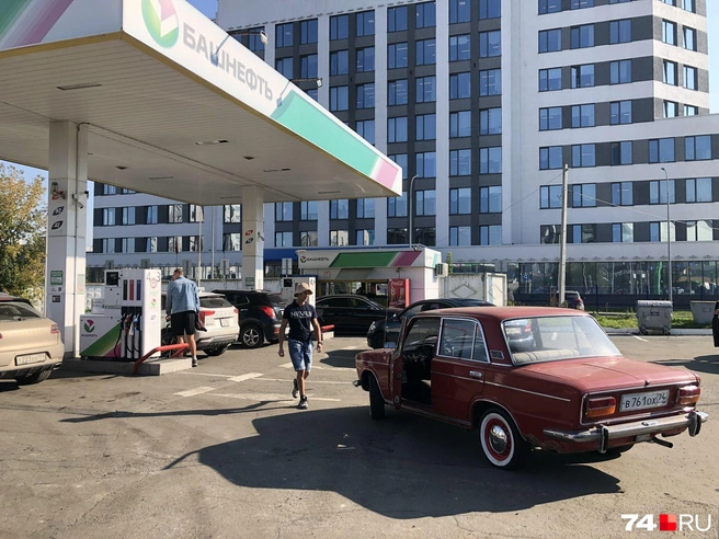 «Башнефть» на пересечении Труда и Энгельса: в иные дни здесь стояло по 100 машин, сейчас топливо продается свободно | Источник: Артем Краснов