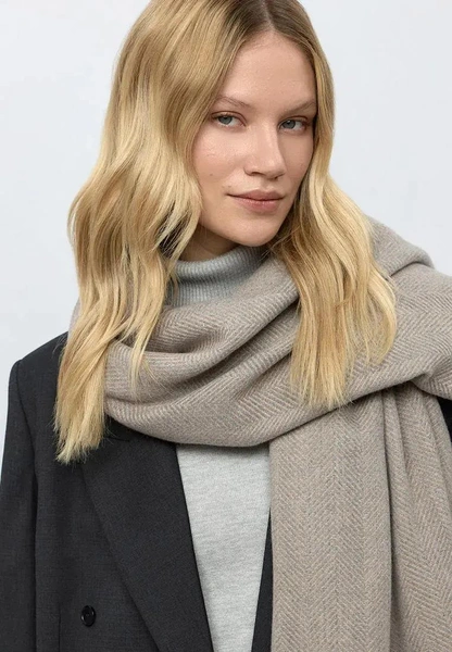 Эти шарфы выведут ваши зимние образы на новый уровень: 10 самых классных вариантов