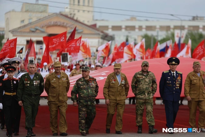Колонна начала движение от библиотеки имени Пушкина | Источник: Евгений Софийчук / NGS55.RU 