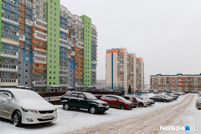 Днем несколько парковочных мест найти можно | Источник: Мария Ленц / NGS24.RU