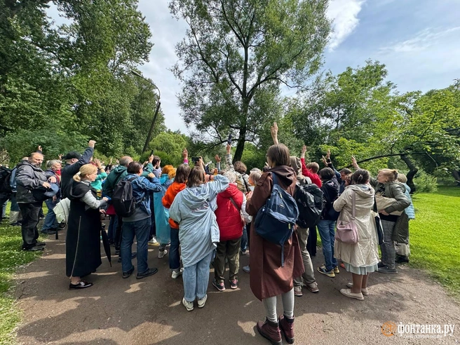 В парке Екатерингоф пыталась собраться инициативная группа по проведению референдума. Полиция требовала, чтобы участники разошлись | Источник: Фонтанка.ру