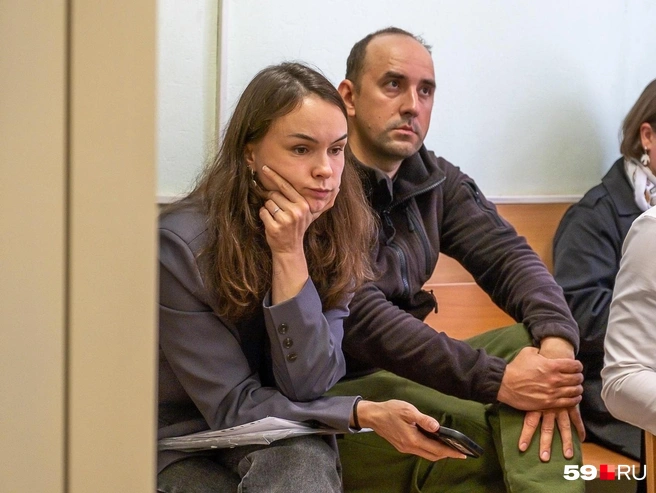 Супруга погибшего Ксения в зале суда слушает допрос обвиняемого | Источник: Василина Любимова / 59.RU 