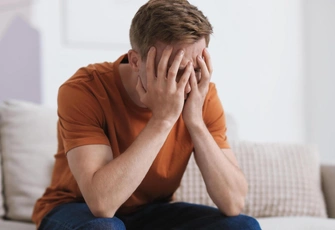 «Я ударил жену из-за ревности: она постоянно сидит в телефоне и спит отдельно. И когда она пришла под утро с корпоратива, я не сдержался…»