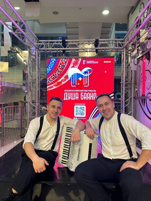Ребята завоевали гран-при, им вручили новый аккордеон  | Источник: Артем Завьялов