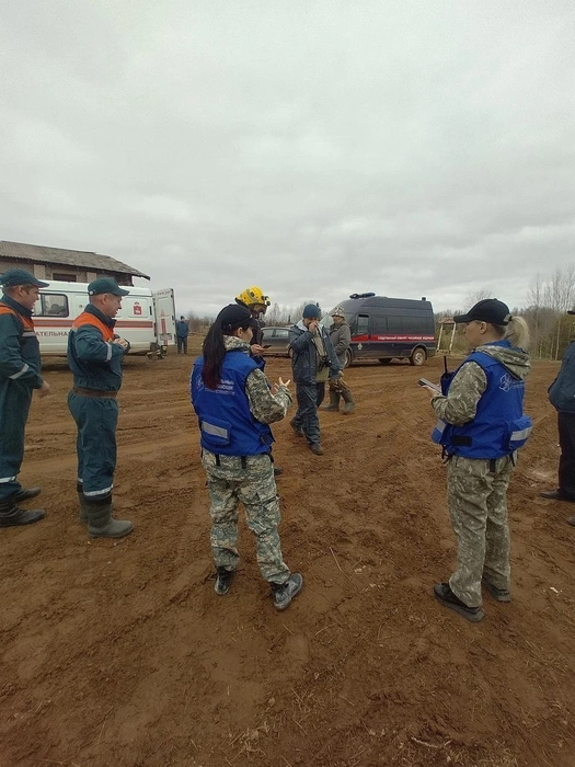 Перед поисками волонтеры и правоохранители разработали план действий, изучили карту и взяли с собой рации&nbsp;— сотовая связь в лесах не ловит | Источник: Поисковый отряд «Регион 59&nbsp;— поиск пропавших людей, Пермь и Пермский край»