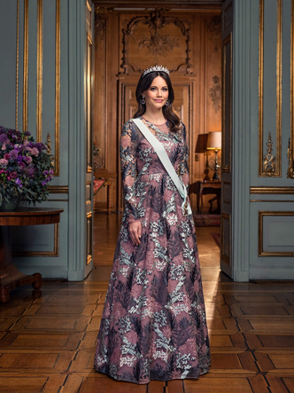 Королевы экономии: как выглядят новые портреты шведских принцесс в платьях из масс-маркета и фамильных тиарах