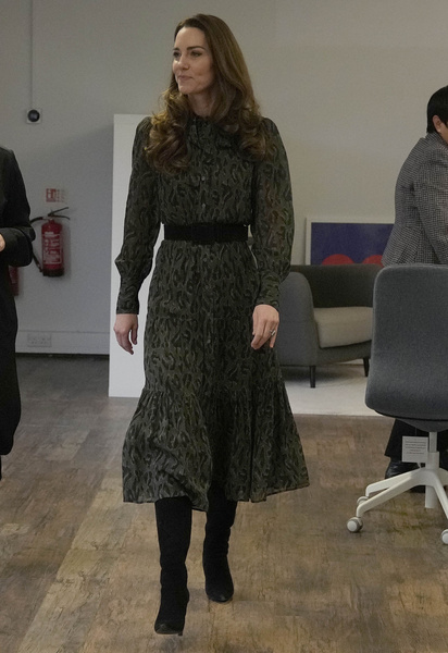 Образ за 219 тысяч рублей: Кейт Миддлтон вышла в свет в «хищном» платье