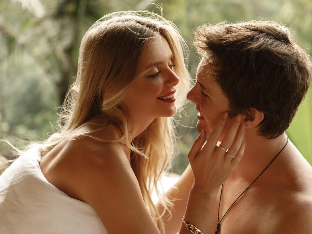 Разжигаем страсть: 35 фраз, которые мужчины действительно хотят слышать в постели — попробуйте их | marieclaire.ru