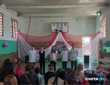 Импровизированный актовый зал внутри спортивного | Источник: МОУ&nbsp;СОШ 2 пгт Забайкальск / «ВКонтакте»