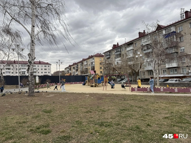Сквер рядом со стройкой  | Источник: Юлия Король / 45.RU
