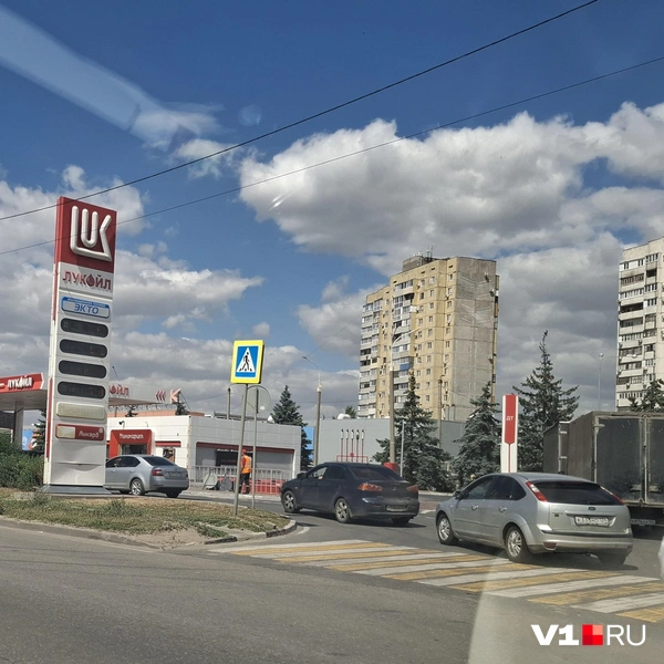 Длина очереди за топливом зависит от расположения АЗС и наличия бензина | Источник: Тимофей Крылов / V1.RU