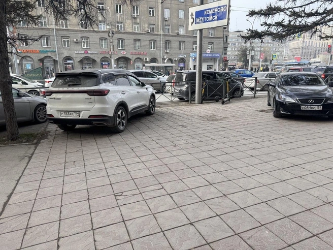 Нарушители облюбовали место на тротуаре возле кольца площади Калинина, недалеко от ТЦ «Европа» | Источник: Читательница Любовь