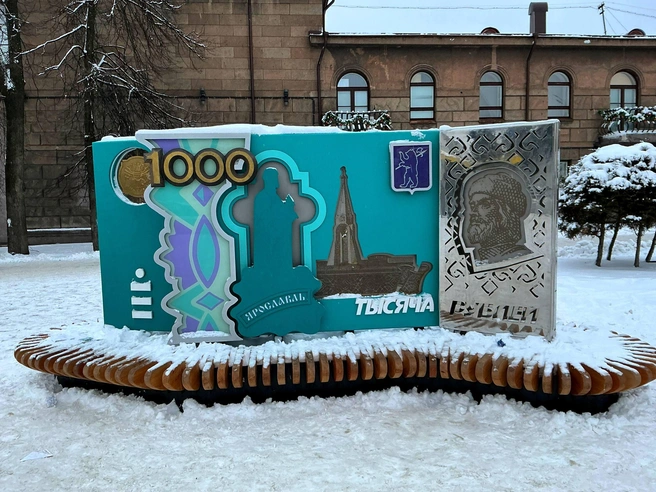 Историк не прошел мимо и новой инсталляции на Богоявленкой площади&nbsp;— скамейка с изображением 1000-рублевой купюры | Источник: «Архитектурные излишества» / Telegram