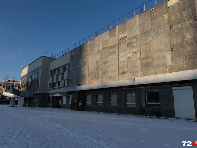 Внешний вид некогда величественного Дворца культуры сейчас производит впечатление заброшенного объекта. | Источник: Ирина Шарова / 72.RU