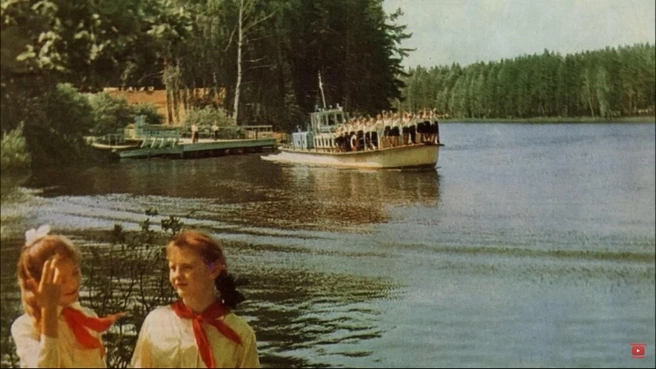 В 1960 году безмятежный летний отдых омрачила страшная трагедия: на озере в Подмосковье утонул отряд школьников | Источник: Калейдоскоп. Житейские мелочи / YouTube.com