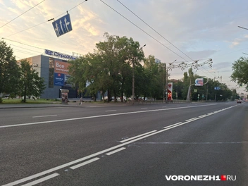 В некоторых местах автомобили могут заезжать на выделенку&nbsp;— для поворота направо | Источник: Алёна Воропаева / Voronezh1.ru