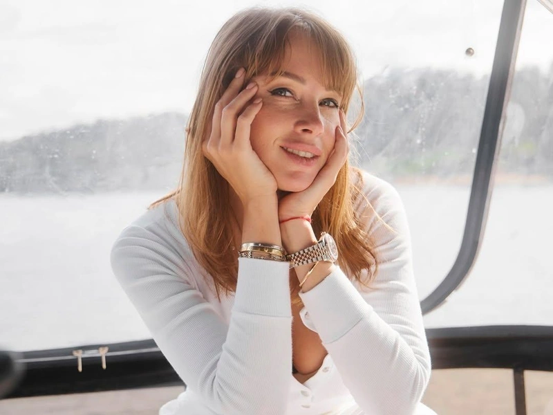 Глубокое декольте и взгляд соблазнительницы: Полина Диброва вышла в свет с любовником