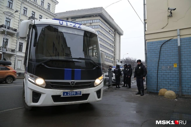 События пока никто не комментирует, поэтому непонятно, доставлены в суд обвиняемые в теракте или кто-то другой | Источник: Дмитрий Толстошеев / MSK1.RU