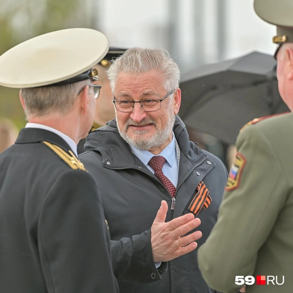Экс-министр культуры в регионе Игорь Гладнев пришел с георгиевской ленточкой на куртке | Источник: Василина Любимова / 59.RU