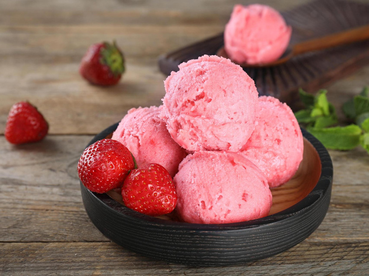 Покорит всю семью: клубничное мороженое с ванильным кремом — попробуйте этот домашний рецепт
