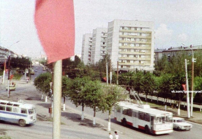 Улица Республики, вид с моста Пермякова. 1986 год. Через пару десятилетий троллейбусы исчезнут с улиц города навсегда | Источник: Тюмень до нашей эры / Vk.com