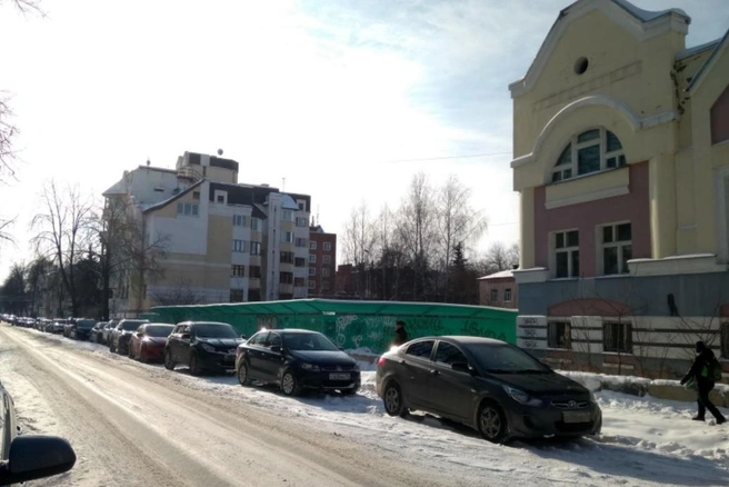 Пока на месте будущей стройки — пустырь, обнесенный забором. А раньше здесь стоял исторический дом, который снесли в 2017 году. Тогда мэр обещал, что новой постройки на этом месте не будет | Источник: сайт Департамента охраны объектов культурного наследия Ярославской области