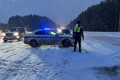 Снегопад перекрыл трассу под Екатеринбургом