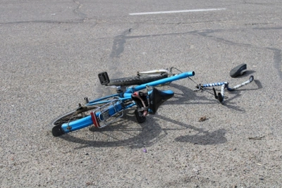 Подросток украл велосипед и бросил его у мусорки