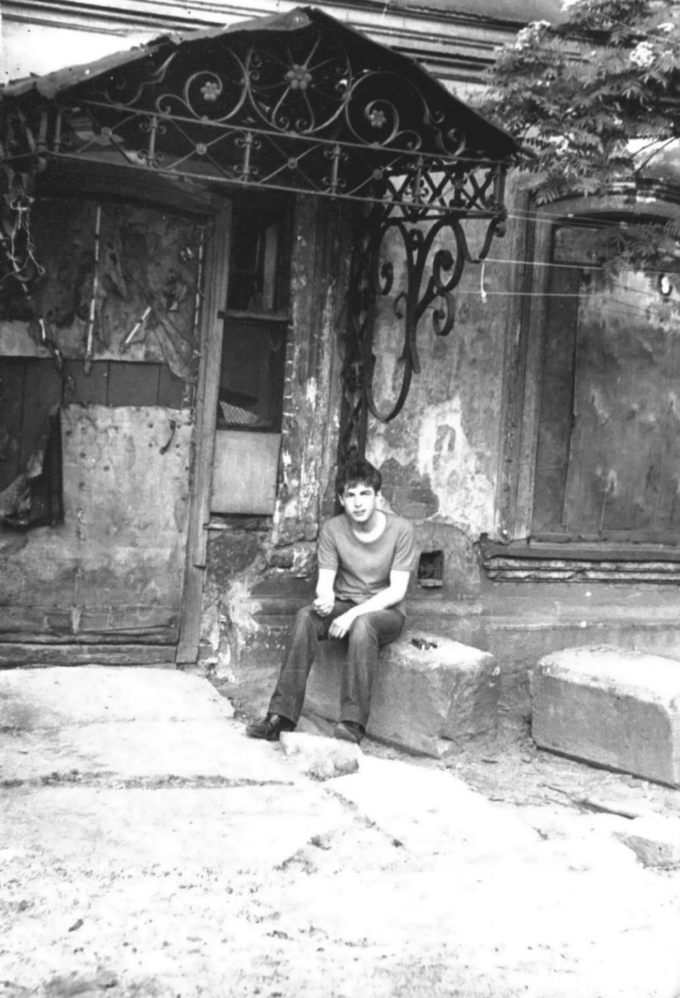 Башлачев на крыльце дома на Сакко и Ванцетти, 1983 год | Источник: Дмитрий Карасюк