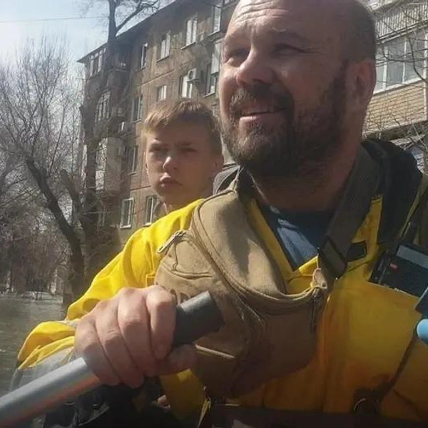 Год назад Евгений вместе с товарищами по общине выехал в затопленный Орск | Источник: архив Евгения Ганеева