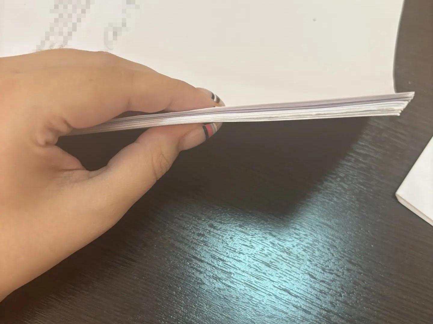 <p>Это одна из стопок документов с уведомлениями приставов о неявке Алексея на встречи с сыном</p>