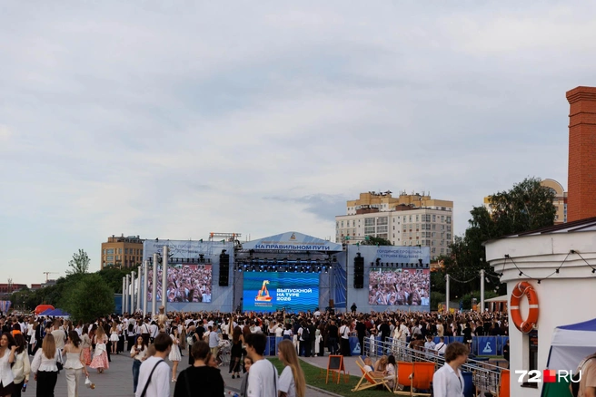 И хотя сцена, построенная на выпускной, намекала на большую звезду, выпускники ее так и не дождались. Выступали для школьников лишь местные артисты, мэр города и почетные тюменцы | Источник: Ирина Шарова/ 72.ru