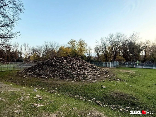 В такой турьей горке прятали советских солдат. Возможно, даже именно в этой (на территории несколько горок) | Источник: Марина Рыбалкина / 161.RU