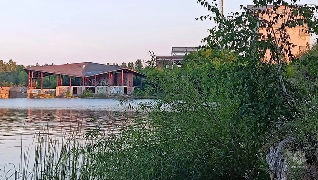 Мужчина прыгнул в воду с крыши недостроя | Источник: ГУ МЧС по Челябинской области