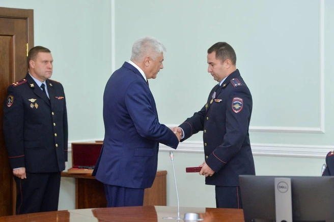 Колокольцев жмет руку Николаеву за безупречную службу  | Источник: предоставлено Ренатом Николаевым 