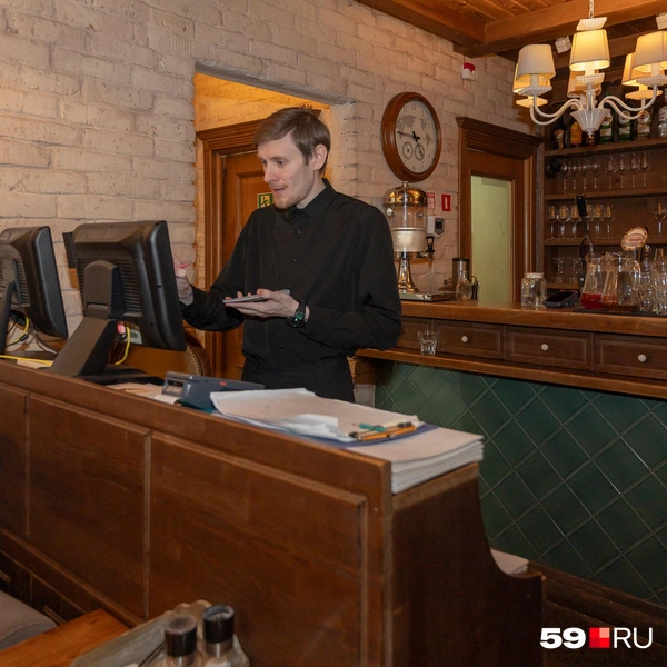 Стойка администратора отделяет бар от зала для приема пищи | Источник: Василина Любимова / 59.RU