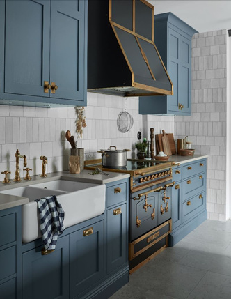 Шведская вилла с синей кухней для писательницы и спортсмена