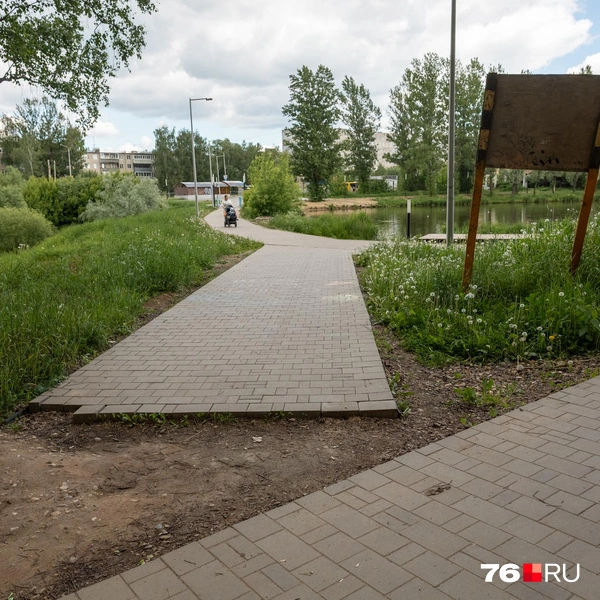 Здесь видимо не хватило плитки, чтобы связать два тротуара  | Источник: Александр Куренной / 76.RU