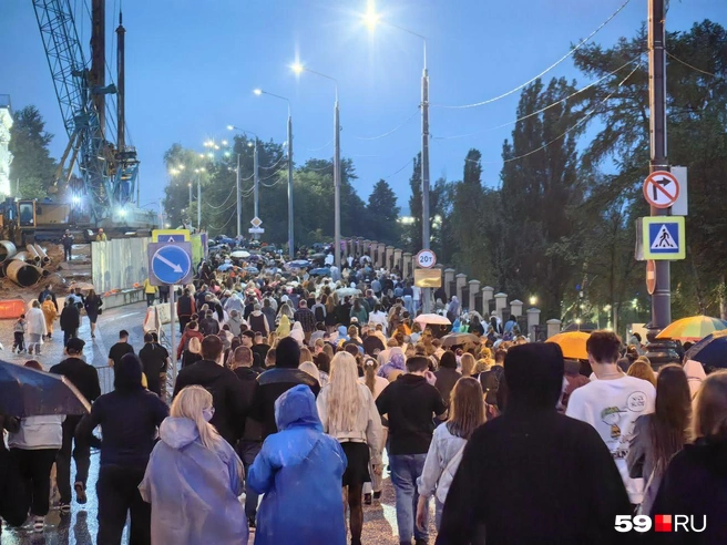 Люди заполнили Монастырскую, все спешили домой | Источник: Василина Любимова / 59.RU