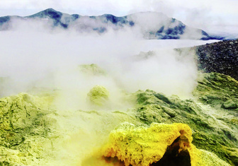 Вести из кратера: как на Курилах учатся добывать сверхценный минерал из вулканических газов