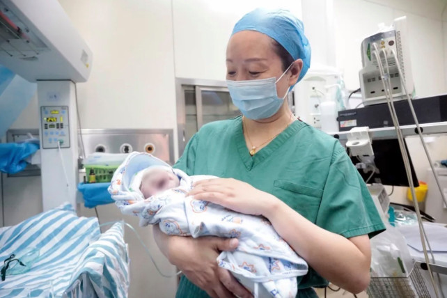 41-летняя китаянка родила близнецов с разницей в 10 лет