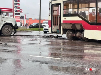 Видно, что у трамвая перевернуло заднюю ось | Источник: Александр Горбанев / 71.RU